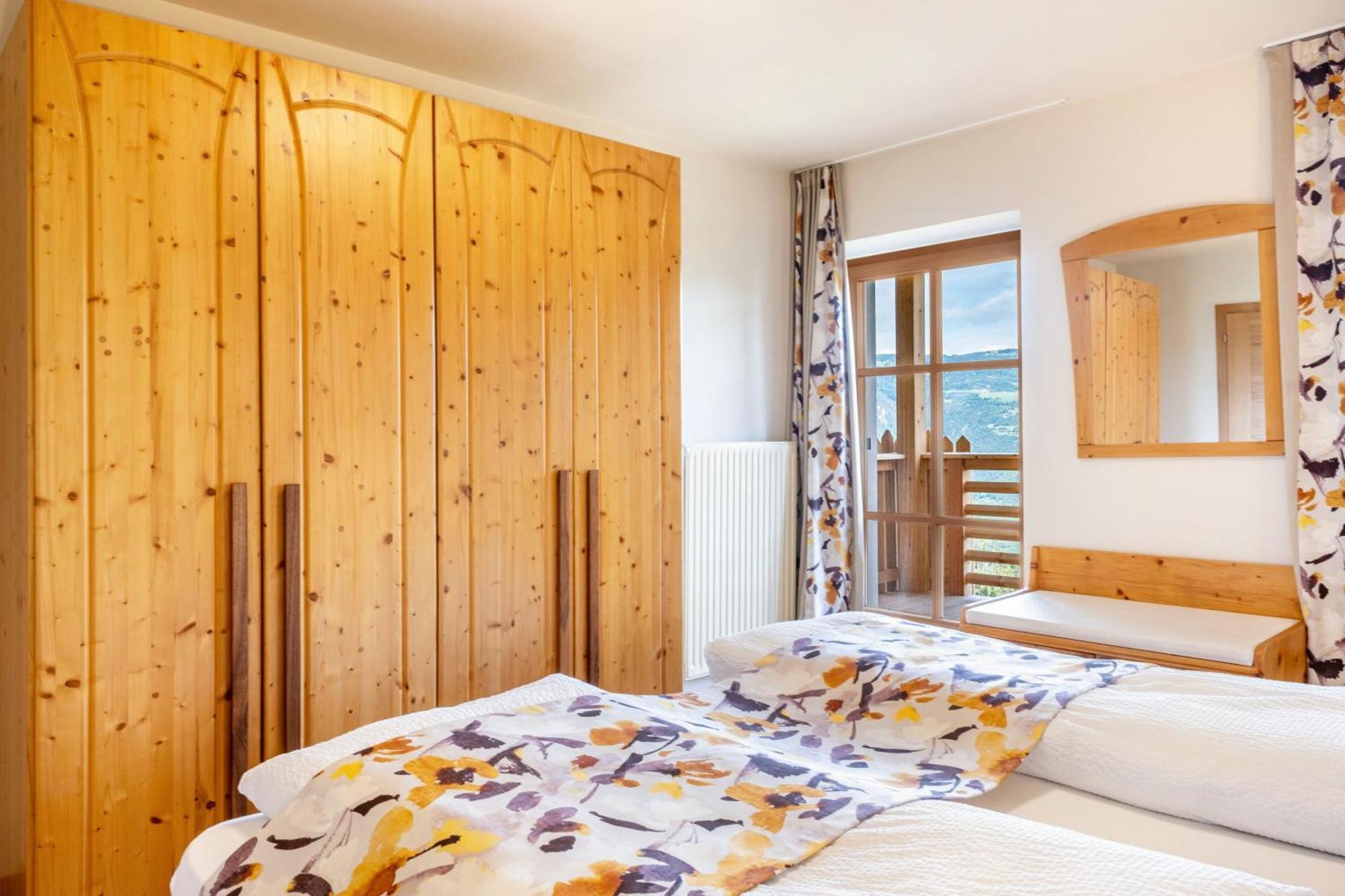 Haensel Und Gretel Schlosshof Umes Exterior photo